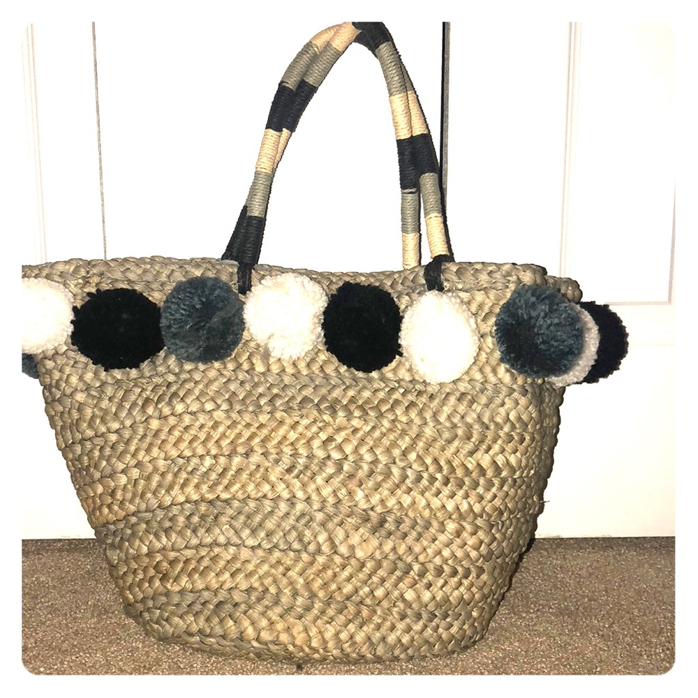 Cute PomPom beach bag!